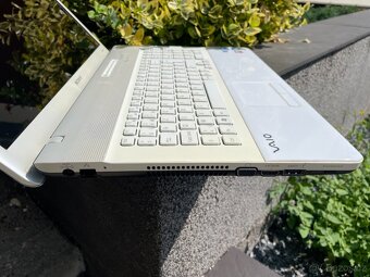 velký 17" notebook SONY Vaio - grafika na hry ATI - 6