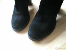 Černé kožené semišové kozačky na stabilním podpatku - 6