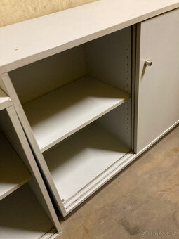 Skříňka nábytková nízká s posuvnými dveřmi za 500 kč - 6