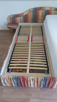 Prodám starší čalouněnou dvoupostel 210 x 170 cm - 6