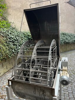 Včelařské potřeby - unikátní medomet paralerně – radiální. - 6