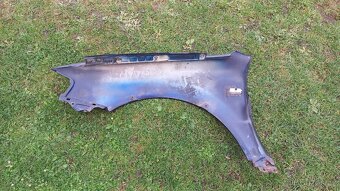 VW Passat B5 1996-2001 pravý přední blatník černý - 6