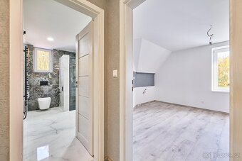 Prodej nového mezonetového bytu 3+1 se zahradou s bazénem - 6