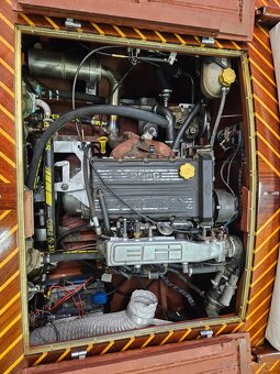 Mahagonový člun - motor Ford - 6