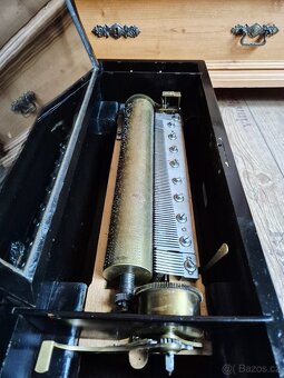 Krásný starožitný hrací stroj se zvonečky a bubínkem - 6