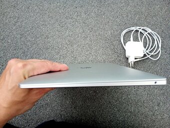 MacBook Air 13 palců Apple M1 chip 8 GB RAM 256 ssd 30 cykl - 6