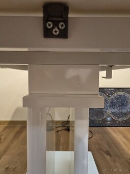 Bílý jídelní stůl - 6