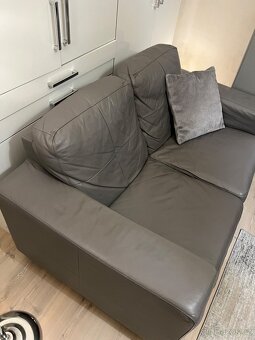 IKEA SKOGABY – kožená 2-místná sedačka, šedá - 6