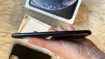 Prodám černý iPhone XR 64GB - 6