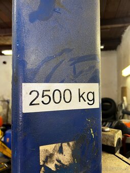 Dvousloupový zvedák 2 500 kg - 6