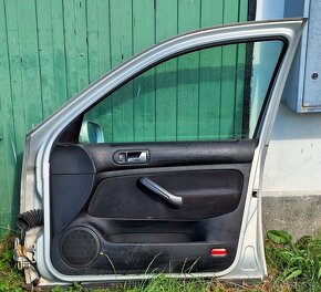 Prodám 2x přední dveře Golf IV stříbrné - 6
