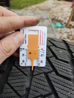 Prodám zánovní sadu zimních pneu 245/35 R 20 Continental - 6