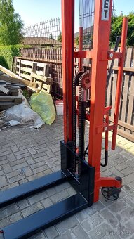 Prodám ruční vysokozdvižný paleťák 800 kg - 6