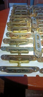 Mosazné kování , kličky,kliky. 29 ks. - 6