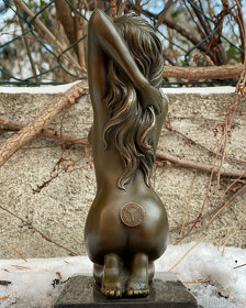 Bronzová socha - Svůdná sedící na postavci nahá dívka - 6