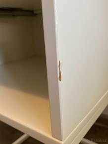 Bílý noční stolek IKEA VIKHAMMER (výborný stav) - 6
