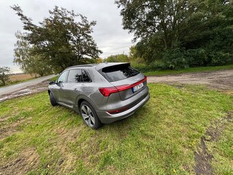 Audi Etron 55 - 300kW, baterie 96kW, moznost rychlodobijeni - 6