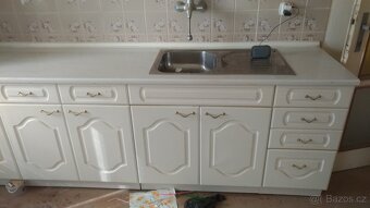 kuchyňská linka délka 3m vestavena lednice z mrazakem - 6
