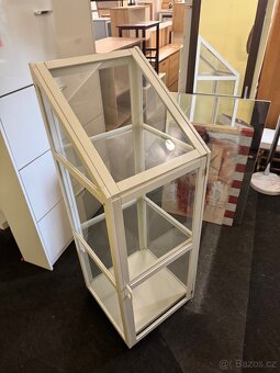 Hezká bílá-skleněná vitrína IKEA - 6