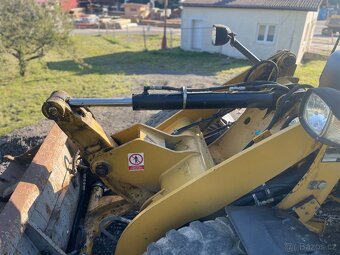 Kolový nakladač CAT 907M - 6
