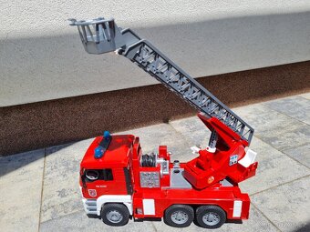 Bruder 2771 - hasičský MAN se žebříkem a sirénou - 6