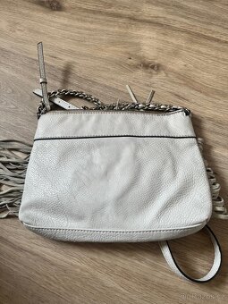 Světlá kabelka Guess - 6