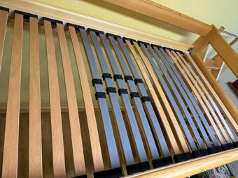 Zvýšená postel z masivu s roštem a matrací - 6