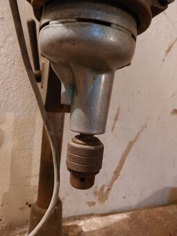 Stará kovová vrtačka na stojanu - 6