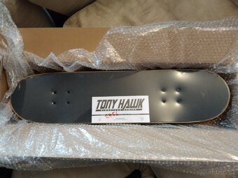 Nový zabalený skateboard Tony Hawk. - 6