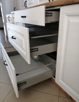 Vzorková kuchyňská sestava venkovského stylu v matném dekoru - 6