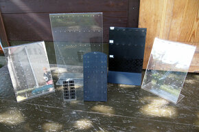 Dřevěné stojany na náušnice a vitríny - 6