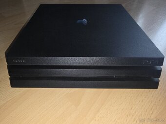 PS4 PRO 1TB + 2 Hry,2 ovladače,kamera a originál balení - 6