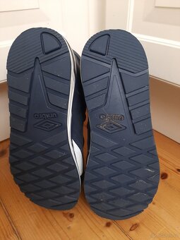 Boty kotníkové UMBRO vel. 37.5,  stélka 23.5 cm, Sportisimo - 6