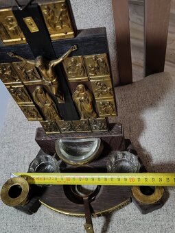 Domácí oltář s Ježíšovým křížem, svěcenou vodou a svícnem - 6