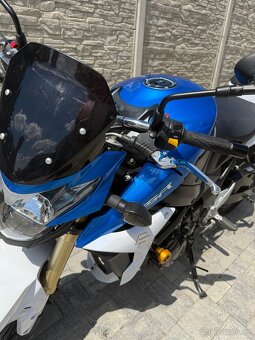 Suzuki GSR 750 - 6