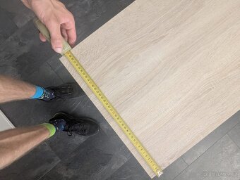 Moderní TV stolek se skleněnou policí (jako nový) - 6