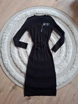 Černé šaty s vázáním Guess - 6