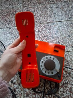 Staré telefony, červený, oranžový, černý - 6