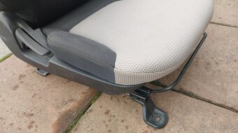 Mitsubishi L200 DID sedadlo  spolujezdec - 6