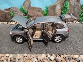 Prodám model 1:18 Volkswagen Touareg - 6