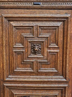 Vlámská renesanční skříň z dubu s bohatou řezbou - 6