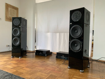 Manger Zerobox 103II, černý klavírní lak, aktivní výhybky, 2 - 6