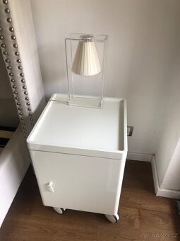 Velká komoda a dva noční stolky na kolečkách - 6