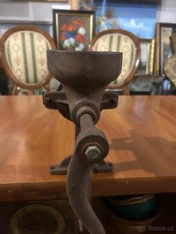 Starý litinový mlýnek na obilí / šrotovník - 6