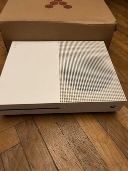 Xbox One S model 1681 - 6