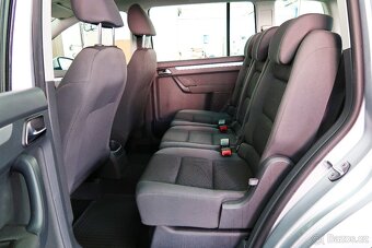 VW Touran 1.6 TDI KLIMA, SERVISKA, 2.MAJ.,TAŽNÉ, ZÁRUKA - 6