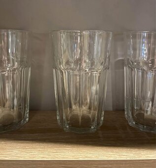 Sklenice a jiné sklo z restaurace - 6