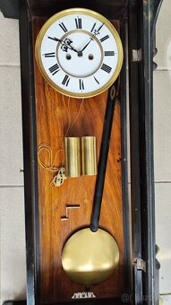 staré zdobené dvouzávažové hodiny - 6