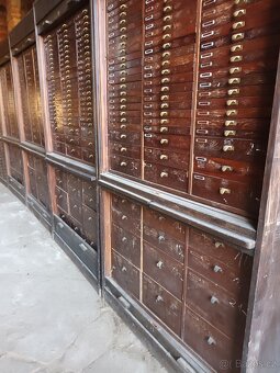 Prvorepublikové roletové šuplíkové skříně z obchodu - 6