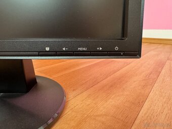 LCD monitor ASUS – perfektní stav, včetně kabelů - 6
